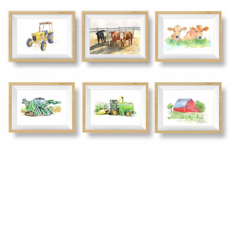Op de afbeelding: Set van zes ingelijste aquarellen die het boerenleven uitbeelden. De schilderijen bevatten een gele tractor, een groene combine, een rode schuur en drie bruin-witte koeien.