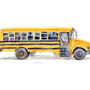 Op de afbeelding: Een aquarel schilderij van een gele schoolbus met zwarte strepen en een gesloten deur. De bus staat op een witte achtergrond.