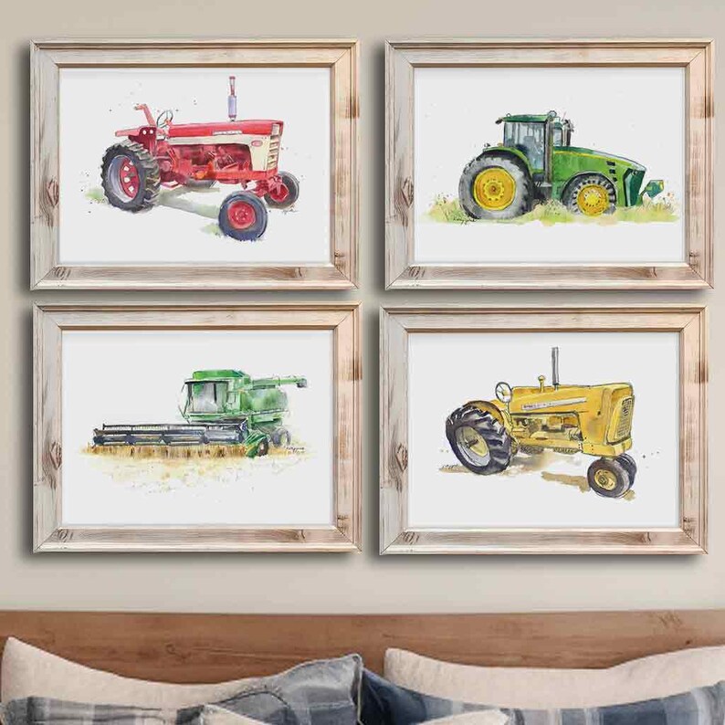 Op de afbeelding: Set van vier ingelijste aquarellen met vintage landbouwmachines. De schilderijen tonen een rode tractor, een groene combine en twee gele tractoren.