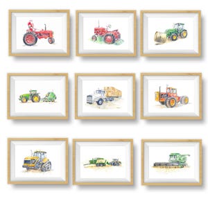 Op de afbeelding: Negen ingelijste aquarellen van landbouwmachines, waaronder tractoren, combine's en een vrachtwagen. De frames zijn allemaal van hout en hebben een lichtbruine afwerking.