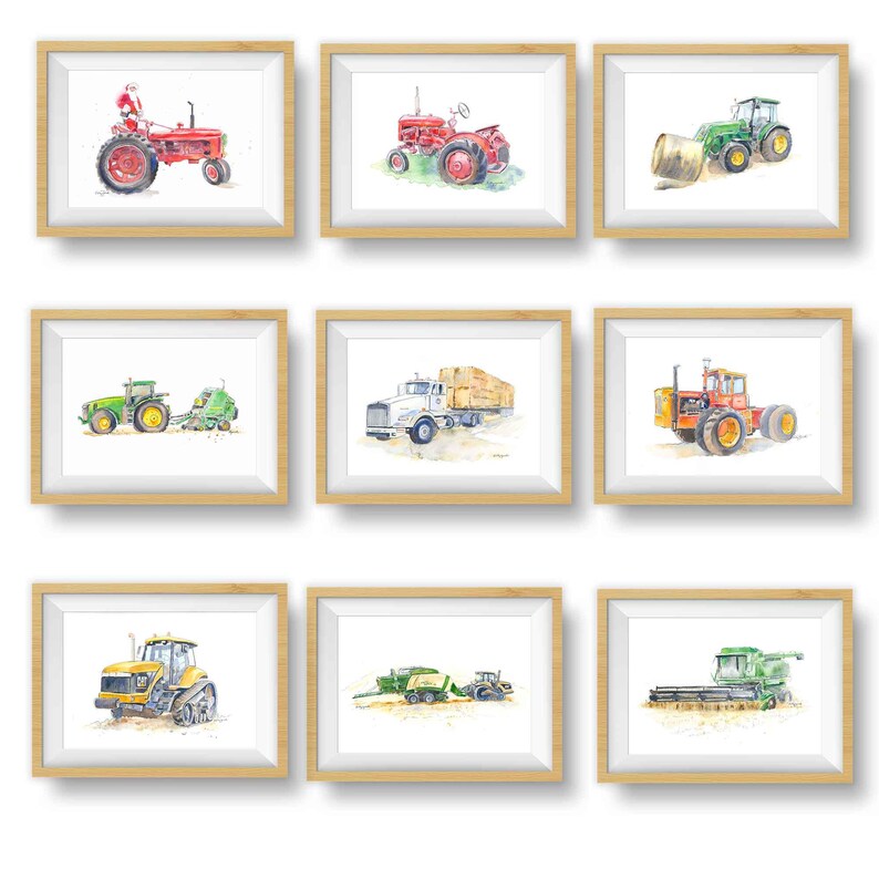 Op de afbeelding: Negen ingelijste aquarellen van landbouwmachines, waaronder tractoren, combine's en een vrachtwagen. De frames zijn allemaal van hout en hebben een lichtbruine afwerking.