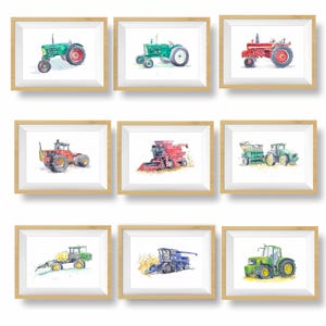Op de afbeelding: Set van negen aquarellen met landbouwmachines, waaronder tractoren, combine's en een graanwagen. De schilderijen zijn ingelijst in natuurlijke houten frames.