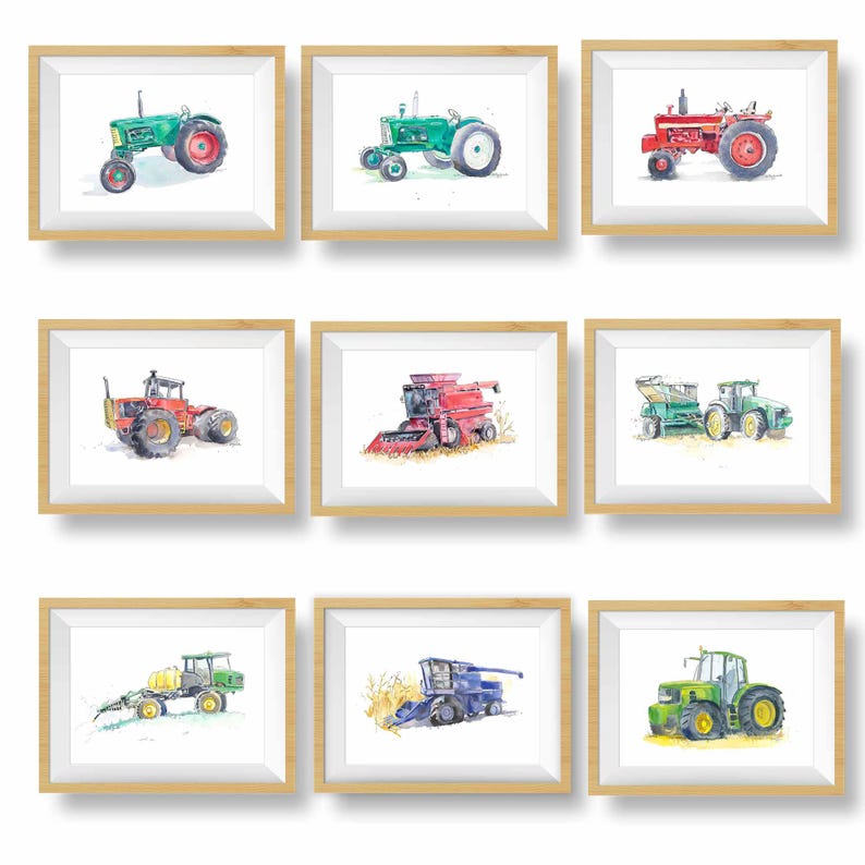 Op de afbeelding: Set van negen aquarellen met landbouwmachines, waaronder tractoren, combine's en een graanwagen. De schilderijen zijn ingelijst in natuurlijke houten frames.