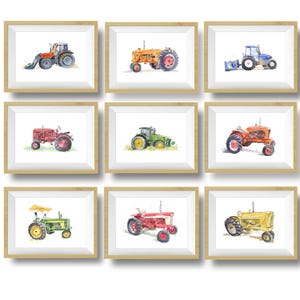 Op de afbeelding: Set van negen aquarellen van vintage tractoren in verschillende kleuren, waaronder rood, groen, blauw, geel en oranje. Elke tractor is afgebeeld in een eenvoudige, speelse stijl, met een witte achtergrond.
