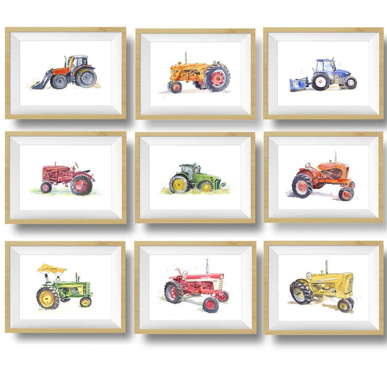 Op de afbeelding: Set van negen aquarellen van vintage tractoren in verschillende kleuren, waaronder rood, groen, blauw, geel en oranje. Elke tractor is afgebeeld in een eenvoudige, speelse stijl, met een witte achtergrond.