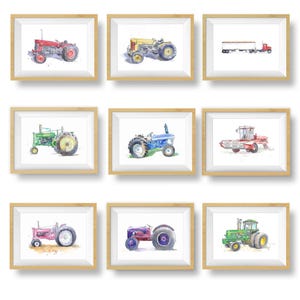 Op de afbeelding: Negen ingelijste aquarellen van tractoren en landbouwmachines. De schilderijen zijn in verschillende kleuren, waaronder rood, blauw, groen, geel en zwart. De schilderijen zijn allemaal ingelijst in een licht houten lijst.
