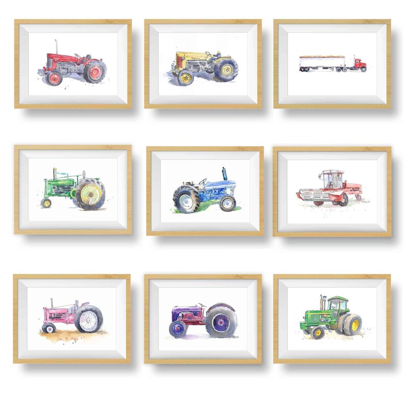 Op de afbeelding: Negen ingelijste aquarellen van tractoren en landbouwmachines. De schilderijen zijn in verschillende kleuren, waaronder rood, blauw, groen, geel en zwart. De schilderijen zijn allemaal ingelijst in een licht houten lijst.