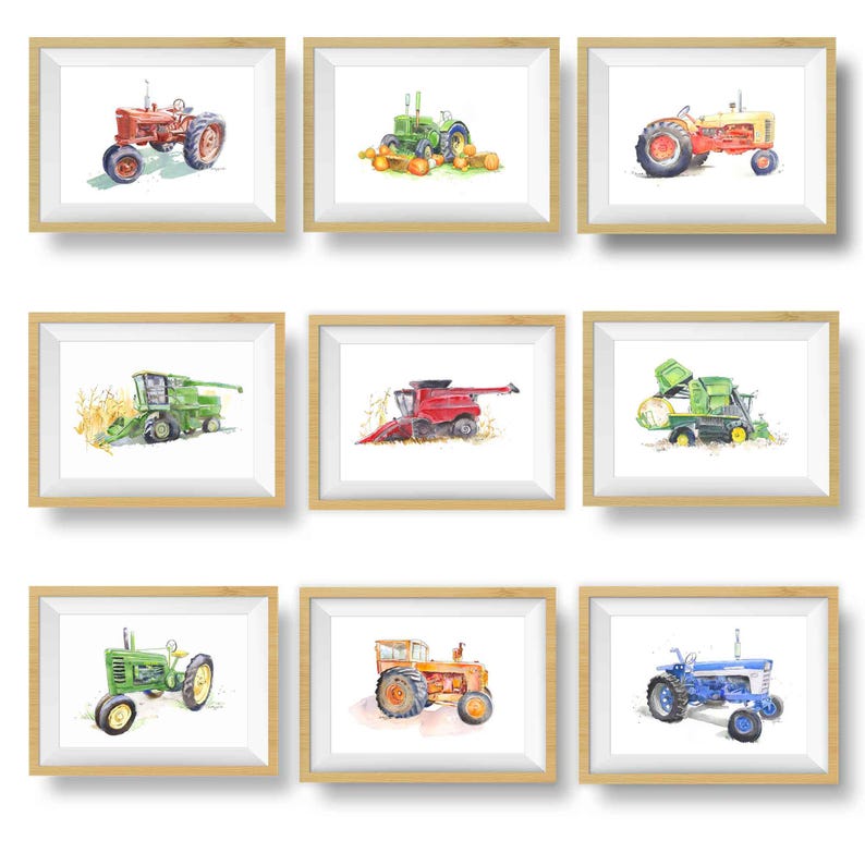 Op de afbeelding: Negen aquarellen van landbouwmachines in houten frames. De schilderijen tonen een rode tractor, een groene tractor, een rode combine, een groene combine, een blauwe tractor, een groene tractor met pompoenen en een oranje tractor.