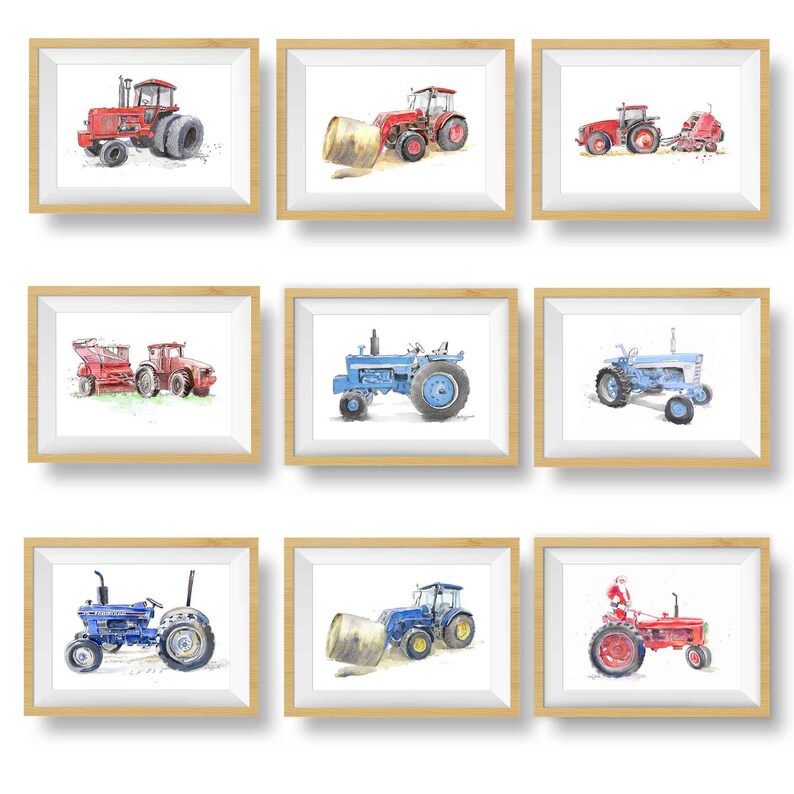 Op de afbeelding: Negen ingelijste aquarellen van verschillende tractoren. De tractoren zijn rood, blauw en groen. Sommige tractoren trekken ploegen, terwijl andere hooibalen trekken.
