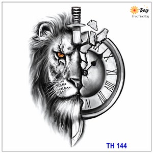 Könnte beinhalten: Ein schwarz-weißes temporäres Tattoo-Design mit einem Löwenkopf mit einem orangefarbenen Auge und einem Zifferblatt mit römischen Ziffern. Der Löwenkopf ist teilweise zerbrochen und ein Schwert durchstößt die zerbrochenen Stücke. Der Text "TH 144" befindet sich am unteren Rand des Bildes.