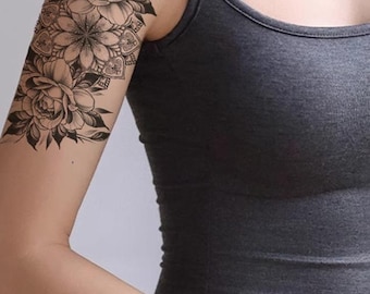 Tijdelijke tatoeages met zwarte bloemen, rozen, madeliefjes en zonnebloemen.