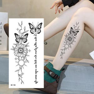 Tatuajes temporales de flores, girasoles, mariposas, lunas crecientes y sol con palabras en inglés. Boceto dibujado a mano en negro. Tatuaje temporal para cuerpo, brazo y pierna. Serie WXBK.