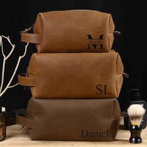 Personalized Men&#39;s Leather Toiletry Bag, Groomsmen Gifts, Dopp Kit Men&#39;s Leather Accessory, Travel Toiletry Bag for Men, Gift for Him