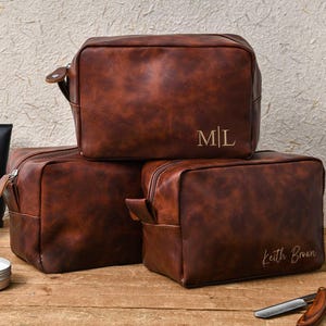 Benutzerdefinierte Kulturtasche, personalisierte Groomsmen gestickt Dopp Kit für Männer, Leder Groomsman Kulturtasche, Hochzeit Bräutigam Geschenk, Papa Geschenke