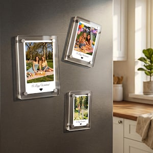 Könnte beinhalten: Drei transparente Acryl-Fotorahmen mit Bildern, die an einem Kühlschrank aus Edelstahl befestigt sind. Die Fotos zeigen Menschen, die Outdoor-Aktivitäten genießen. Jeder Rahmen hat einen weißen Rand mit dem Text "A Lazy Weekend" und einem Herzsymbol.
