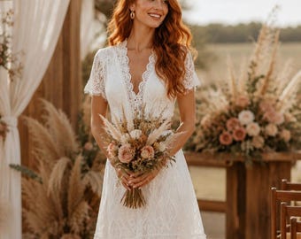 Abito midi in pizzo beige stile boho chic per cerimonia civile, stile Ibiza con maniche corte, abito perfetto per il servizio fotografico di fidanzamento.
