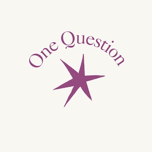 以下が含まれることがあります： 紫色のテキストで「One Question」と弧を描いて書かれており、その上に紫色の6角形の星があります。