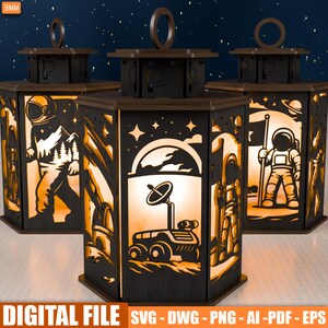 Peut inclure: Trois lanternes en bois brun foncé avec des motifs découpés d'astronautes, de planètes et de rovers spatiaux. Chaque lanterne a une poignée et un intérieur lumineux. L'expression "DIGITAL FILE" est en bas.