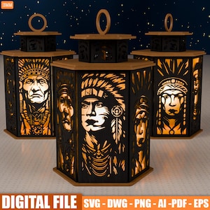 Op de afbeelding: Drie zeshoekige lantaarns met in de zwarte zijkanten gebeeldhouwde portretten van inheemse Amerikanen. De lantaarns hebben houten boven- en onderkanten, met een handvat aan de bovenkant. De gezichten worden verlicht door een warme, oranje gloed. De tekst "DIGITAL FILE" staat onderaan.