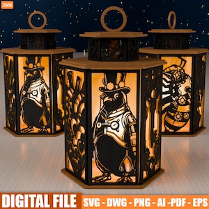 Op de afbeelding: Drie verlichte, zeshoekige lantaarns met een steampunk pinguïn ontwerp. De lantaarns zijn zwart met ingewikkelde uitsparingen en houten toppen. De pinguïn draagt een hoge hoed en vest. De tekst "DIGITAL FILE" staat onderaan.