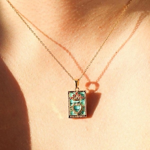 Collar del Tarot de la Emperatriz: un símbolo radiante de naturaleza y abundancia con vibrantes detalles en gemas.