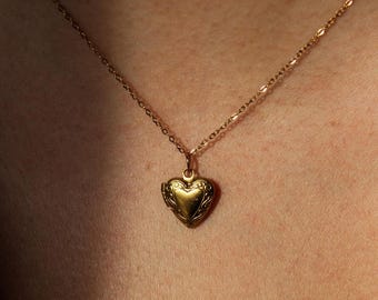 Collar con medallón de corazón bañado en oro: un recuerdo sentimental