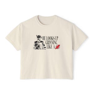 Jack Hughes -- hij kijkt omhoog -- grijnzend als een duivel -- New Jersey Devils Hockey Boy -- Loshangend Taylor-croptop-shirt