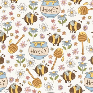 Peut inclure: Un motif répétitif sur fond blanc représentant des abeilles dessinées avec des rayures jaunes et noires, des pots de miel bleu clair étiquetés HONEY avec du miel doré qui coule, des cuillères à miel en bois et des petites fleurs roses, blanches et bleues.