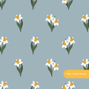 Pode incluir: Um padrão repetitivo sobre um fundo azul poeirento com narcisos brancos de centros amarelos e caules e folhas verde-escuras. Uma etiqueta retangular amarela no canto inferior direito exibe o texto Spicy Mango Studios.
