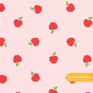 Op de afbeelding: Een herhalend patroon van rode appels met groene blaadjes op een lichtroze achtergrond. In de rechterbenedenhoek bevindt zich een geel rechthoekig label met de witte tekst Spicy Mango Studios erop gedrukt.