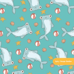 Könnte beinhalten: Ein nahtloses Muster mit Cartoon-Hammerhai, Muscheln, Seesternen und Strandbällen auf türkisfarbenem Hintergrund. Das Muster ist perfekt für Stoff, Tapete oder Geschenkpapier.