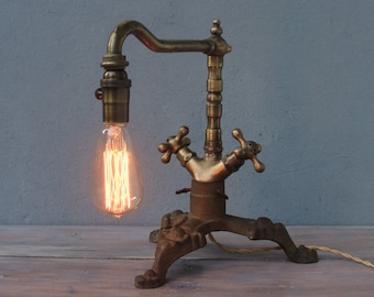 Lámpara de grifo Steampunk, Lámpara de mesa industrial, Lámpara Edison, Iluminación Steampunk hecha a mano, Grifo de latón vintage, Tubería de latón Fontanería