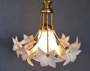 ヴィンテージゴールド仕上げと白いシェードのガラスシャンデリア