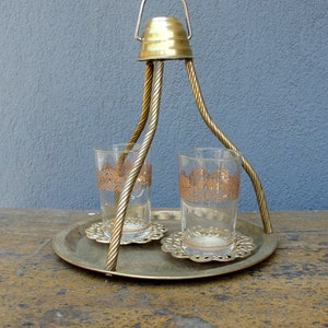Vintage Türkisches Tee-Set, Messing Tablett, mit zwei Gläsern und Untertassen, Glas und Messing, Vintage 1960er Jahre