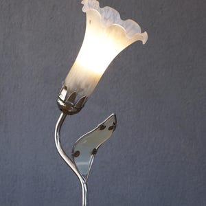 Vintage Art Nouveau Style Flower Lamp: Handmade Glass Desklamp