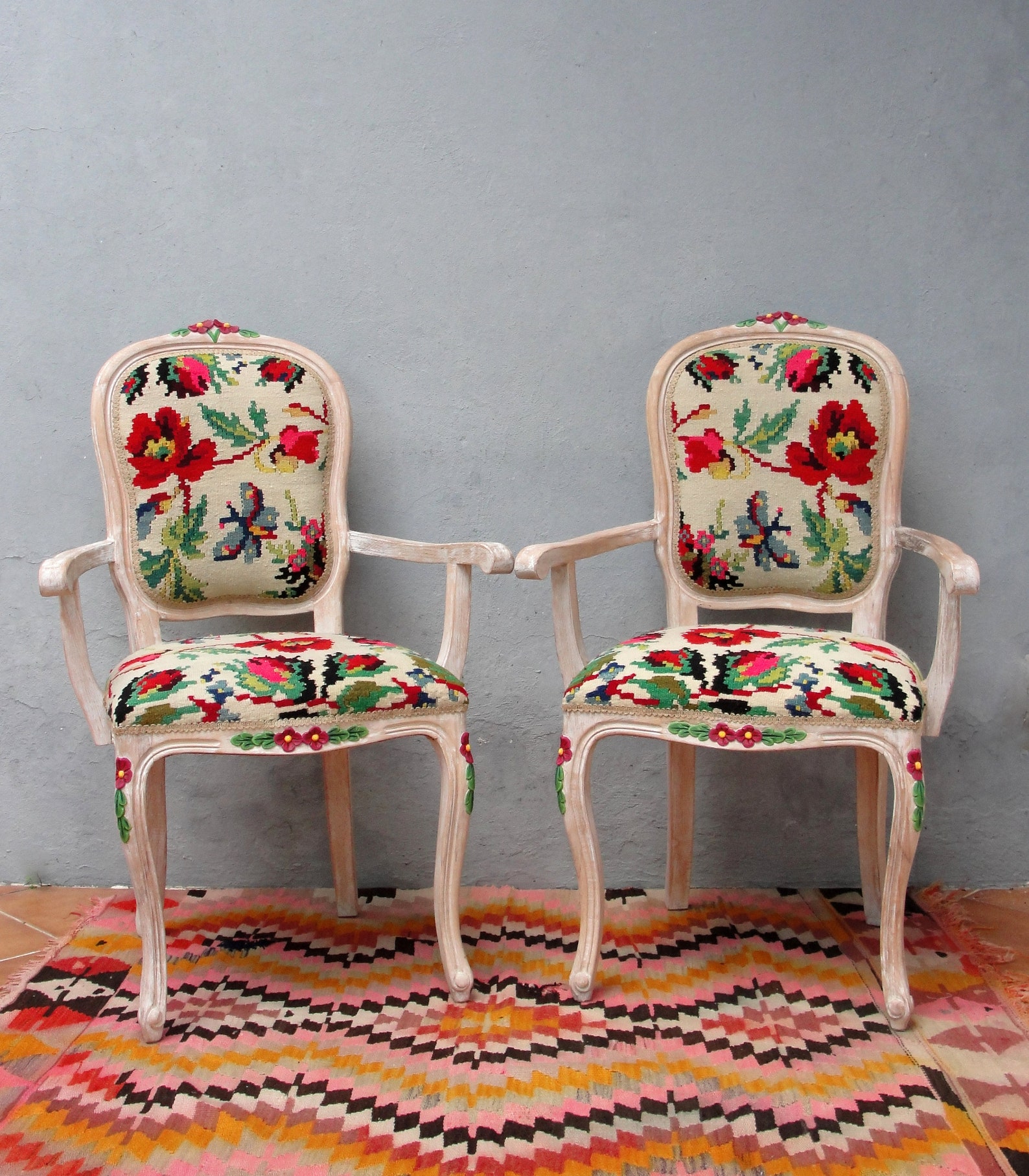 Two armchairs. Кресло бохо. Деревенский стул. Стул с цветочками старый.