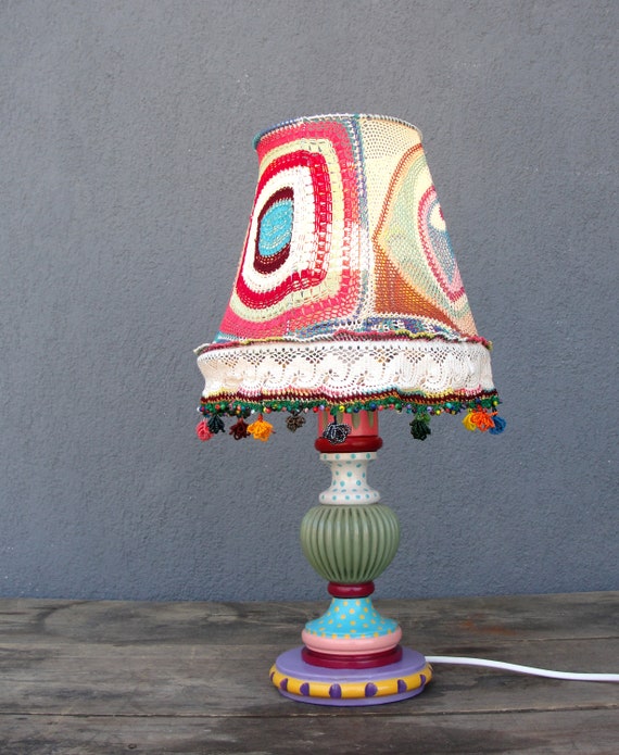 Lampada vintage all'uncinetto, lampada da tavolo dipinta a mano, lampada  fatta a mano, illuminazione in stile Boho, decorazione arcobaleno, vintage  1970 -  Italia