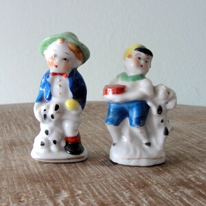 Figurine giapponesi vintage, set di porcellane da 2, realizzato nel Giappone occupato, ragazzi con cani, ceramiche dipinte a mano, decorazioni per la casa, vintage 1940