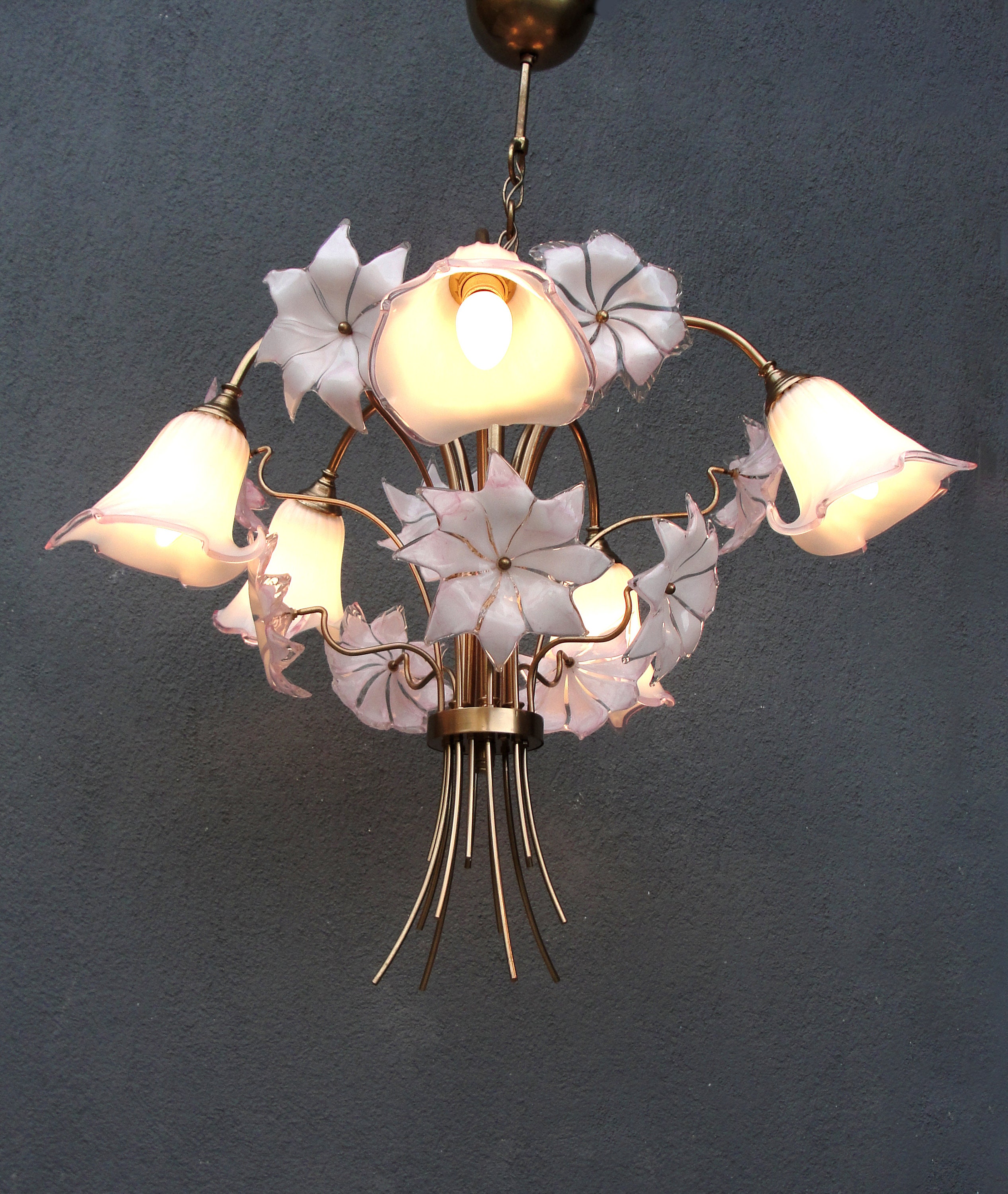 花の装飾 ガラス製シャンデリア 希少なムラーノガラスの花飾りシャンデリア：ホワイトピンクのブーケ