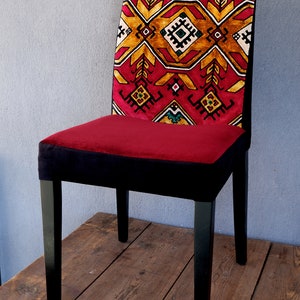 Art-Deco-Stuhl, besticktes Moulin Rouge, geometrischer Schminkhocker, bunte Boho-Möbel, Boho-Stuhl mit Vintage-Stickerei