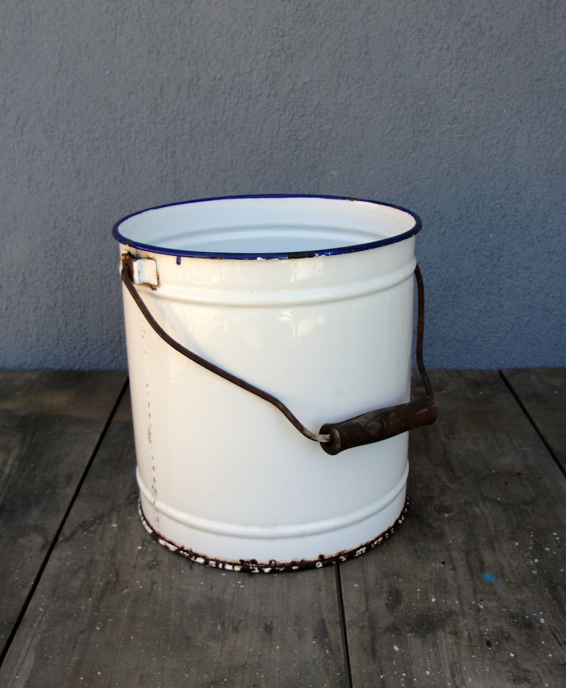 Vintage Enamel shops Bucket, Trash Bin, Enamelware Farmhouse Container, Vintage Enamel ware, White Rubbish Bin, Cottage Chic, 1930s