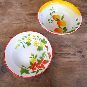 2 Enamel Bowls, Stencil Technique, Green, Red and White made in Czechoslavakia 1960&#39;s