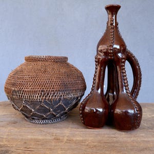 Vintage Keramik und Korb Dekorative Stücke, Weinkrug, Holz, Gewebte Schüssel, Ton, Handgemachte Korbgeflecht, 1960er 1970er Jahre