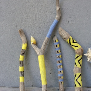 Natural Painted Driftwood Sticks, Sunny Yellow, Starfish, Seashell, Sky Blue, Beach Home Decor, Driftwood Decor, Set of 7 image 3