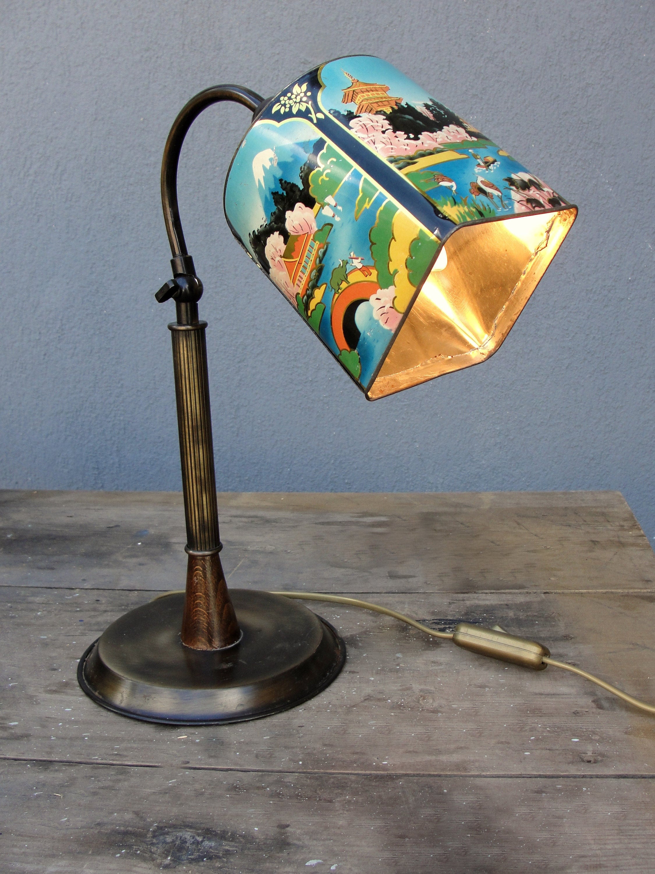 Lampe de chevet minimaliste sans couture avec branches florales et oiseau  tropical oiseau volant et table de chevet en bois Lampe de chevet Lampe de