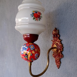 Vintage Floral Brass Wall Sconce: Hand-Painted Ceramic, 1960s Colonial Light