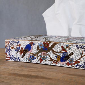 Cubierta para caja de pañuelos de latón vintage y esmalte cloisonné, pájaros y flores estilo chinoiserie.