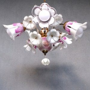 Murano Blumenstrauß Lampe, rosa Glas Floral Lampe, Messing Kronleuchter, Deckenleuchte, Kronleuchterlampe, Vintage handgefertigte Glaslampe 1960er Jahre