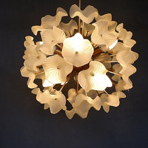 Glas Löwenzahn Lampe, weißer Messing Floral Kronleuchter, Deckenleuchte, Kronleuchter Lampe, Vintage Handgemachte Glaslampe 1960er Jahre
