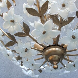 Murano bloemenlamp, witte koperen kroonluchter, plafondlamp, kroonluchterlamp, vintage handgemaakte glazen lamp uit de jaren 70 afbeelding 9